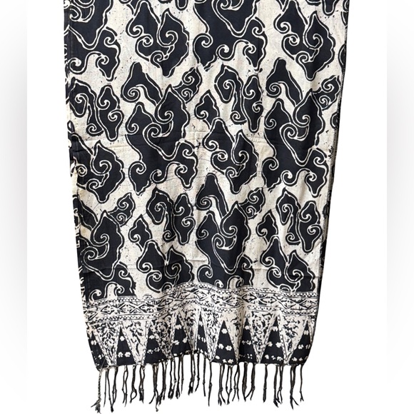 Beatiful Black & White Batik Scarf - Picture 5 of 6